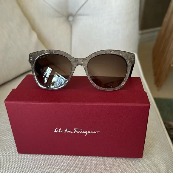 Ferragamo Cat Eye sunglasses NWT, case, box ? NEW SALVATORE FERRAGAMO BLACK LARGE AUTHENTIC SUNGLASSES  main image 3